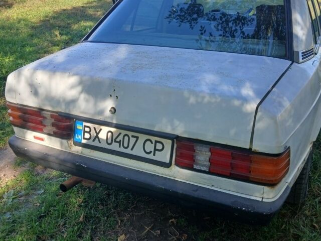 Белый Мерседес 190, объемом двигателя 2 л и пробегом 300 тыс. км за 850 $, фото 3 на Automoto.ua