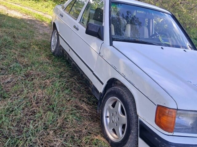 Белый Мерседес 190, объемом двигателя 2 л и пробегом 300 тыс. км за 850 $, фото 1 на Automoto.ua