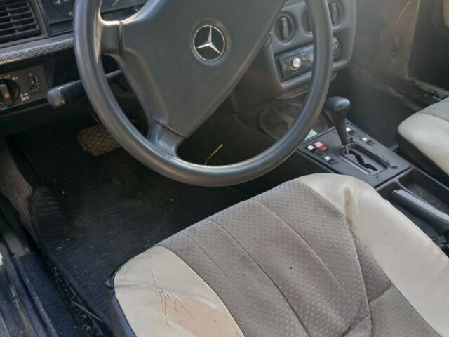 Белый Мерседес 190, объемом двигателя 2 л и пробегом 300 тыс. км за 850 $, фото 7 на Automoto.ua