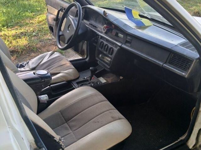 Белый Мерседес 190, объемом двигателя 2 л и пробегом 300 тыс. км за 850 $, фото 4 на Automoto.ua