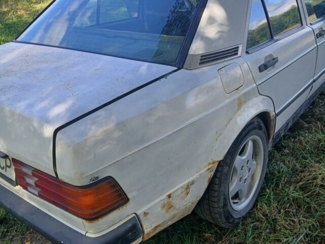 Белый Мерседес 190, объемом двигателя 2 л и пробегом 300 тыс. км за 850 $, фото 2 на Automoto.ua