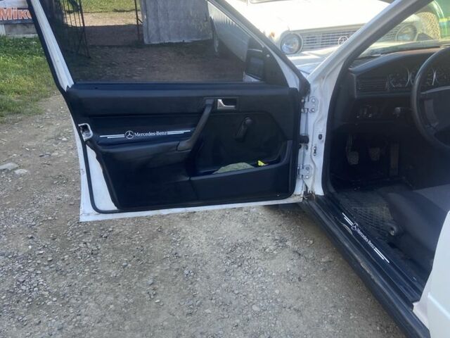 Белый Мерседес 190, объемом двигателя 2 л и пробегом 374 тыс. км за 1650 $, фото 1 на Automoto.ua