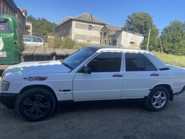 Белый Мерседес 190, объемом двигателя 2 л и пробегом 374 тыс. км за 1650 $, фото 5 на Automoto.ua