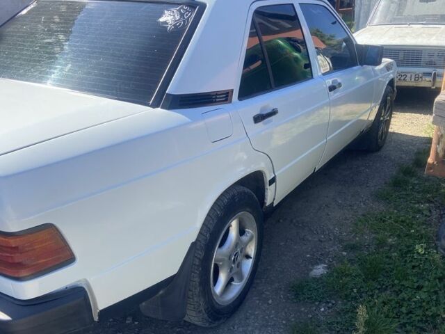 Белый Мерседес 190, объемом двигателя 2 л и пробегом 374 тыс. км за 1650 $, фото 4 на Automoto.ua