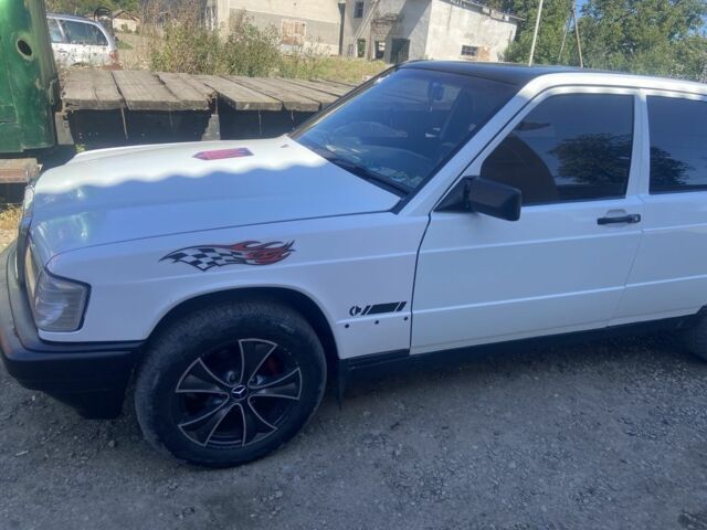 Белый Мерседес 190, объемом двигателя 2 л и пробегом 374 тыс. км за 1650 $, фото 6 на Automoto.ua