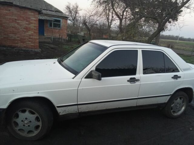 Белый Мерседес 190, объемом двигателя 2 л и пробегом 549 тыс. км за 1183 $, фото 6 на Automoto.ua