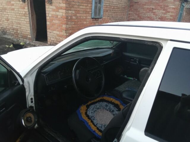 Белый Мерседес 190, объемом двигателя 2 л и пробегом 549 тыс. км за 1183 $, фото 8 на Automoto.ua