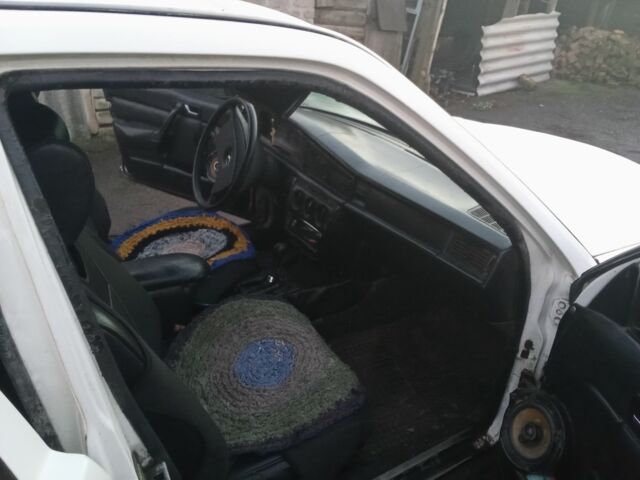 Белый Мерседес 190, объемом двигателя 2 л и пробегом 549 тыс. км за 1183 $, фото 2 на Automoto.ua