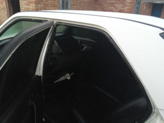 Белый Мерседес 190, объемом двигателя 2 л и пробегом 549 тыс. км за 1183 $, фото 3 на Automoto.ua