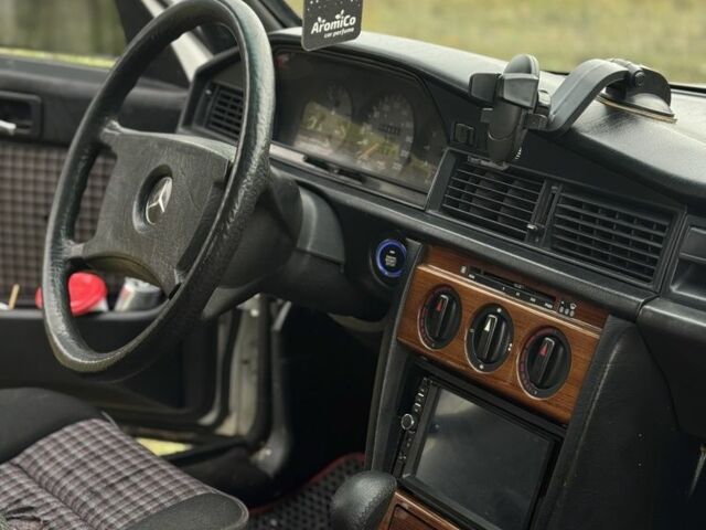 Білий Мерседес 190, об'ємом двигуна 2 л та пробігом 3 тис. км за 2200 $, фото 4 на Automoto.ua