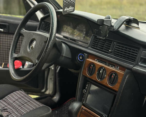 Білий Мерседес 190, об'ємом двигуна 2 л та пробігом 379 тис. км за 2200 $, фото 4 на Automoto.ua