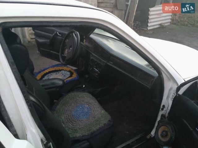 Білий Мерседес 190, об'ємом двигуна 2 л та пробігом 549 тис. км за 1183 $, фото 1 на Automoto.ua