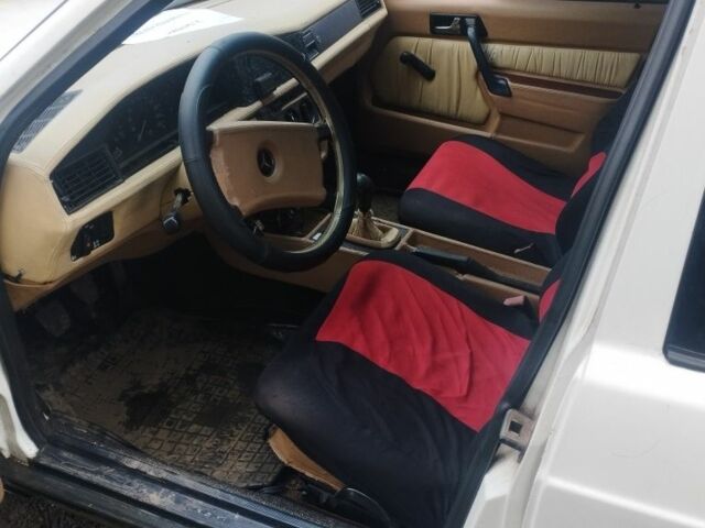 Белый Мерседес 190, объемом двигателя 2 л и пробегом 500 тыс. км за 1300 $, фото 4 на Automoto.ua