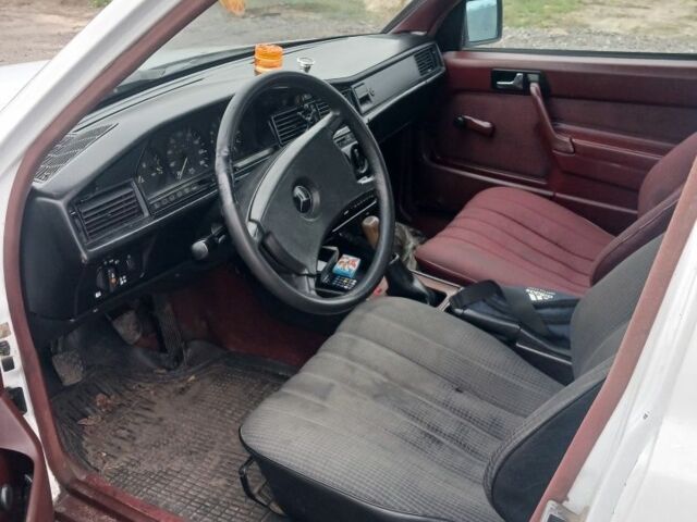 Белый Мерседес 190, объемом двигателя 2 л и пробегом 501 тыс. км за 1750 $, фото 6 на Automoto.ua