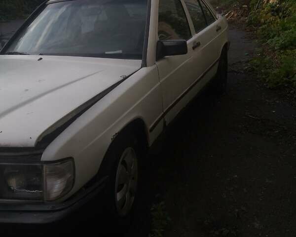 Белый Мерседес 190, объемом двигателя 2 л и пробегом 250 тыс. км за 650 $, фото 3 на Automoto.ua