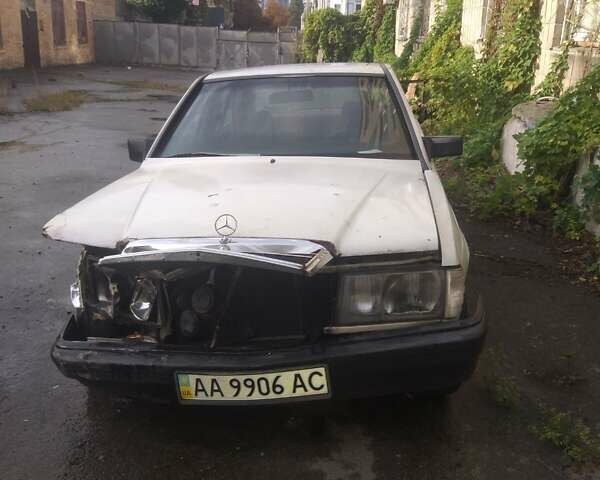 Белый Мерседес 190, объемом двигателя 2 л и пробегом 250 тыс. км за 650 $, фото 1 на Automoto.ua