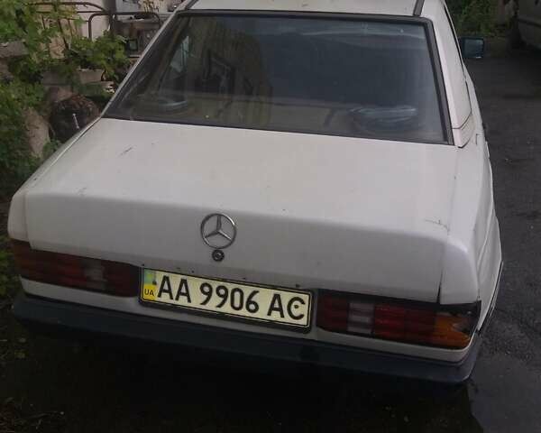Белый Мерседес 190, объемом двигателя 2 л и пробегом 250 тыс. км за 650 $, фото 5 на Automoto.ua