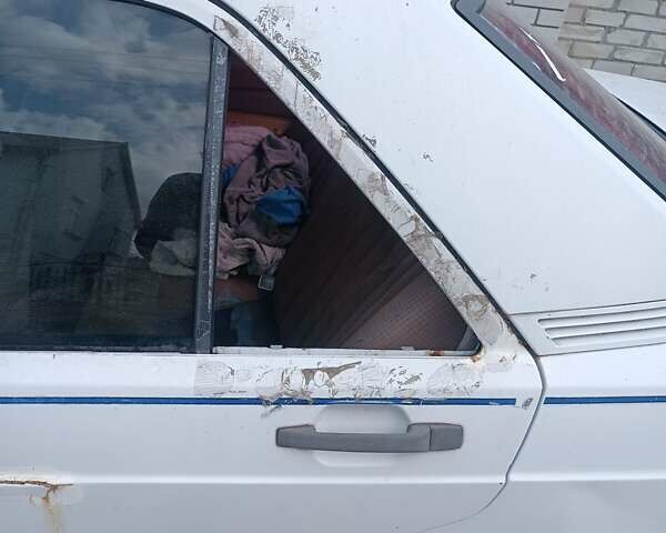 Белый Мерседес 190, объемом двигателя 2.5 л и пробегом 300 тыс. км за 1100 $, фото 3 на Automoto.ua