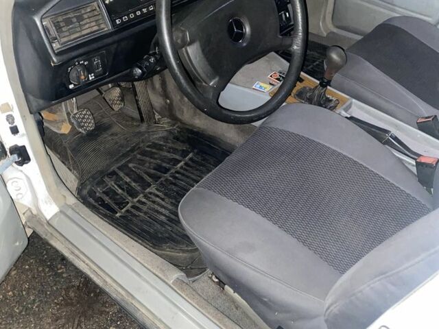 Білий Мерседес 190, об'ємом двигуна 2 л та пробігом 400 тис. км за 1100 $, фото 5 на Automoto.ua