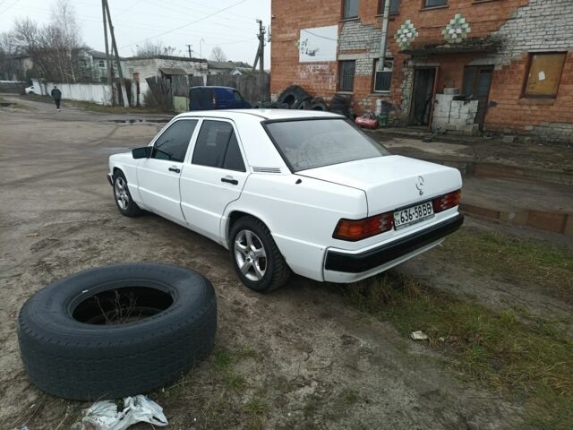 Белый Мерседес 190, объемом двигателя 2 л и пробегом 320 тыс. км за 2250 $, фото 2 на Automoto.ua