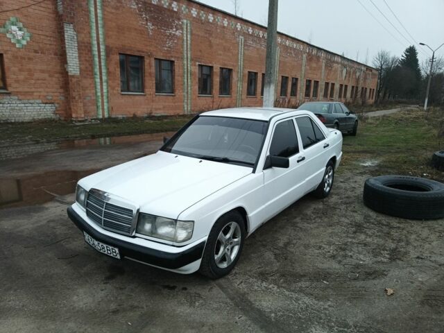 Белый Мерседес 190, объемом двигателя 2 л и пробегом 320 тыс. км за 2250 $, фото 1 на Automoto.ua