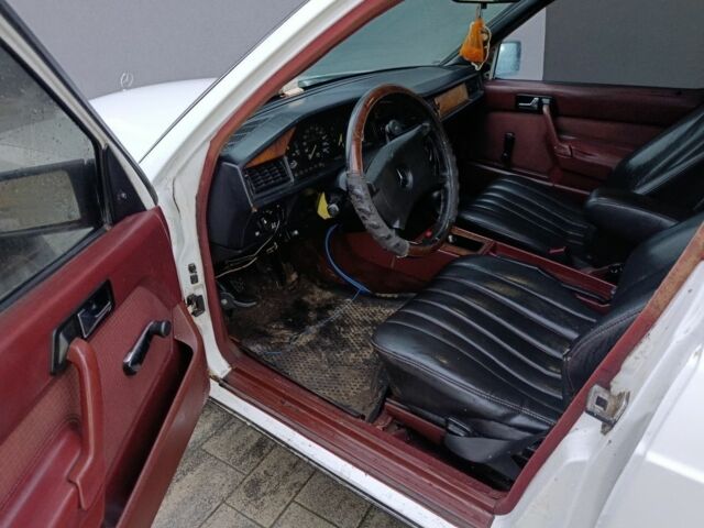 Белый Мерседес 190, объемом двигателя 2 л и пробегом 312 тыс. км за 950 $, фото 5 на Automoto.ua