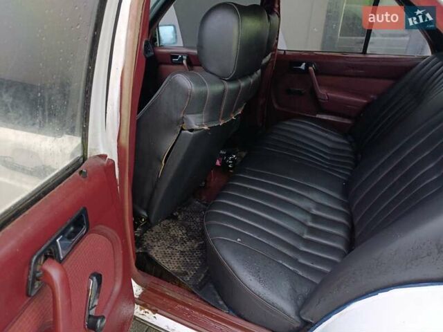 Белый Мерседес 190, объемом двигателя 2 л и пробегом 312 тыс. км за 950 $, фото 6 на Automoto.ua