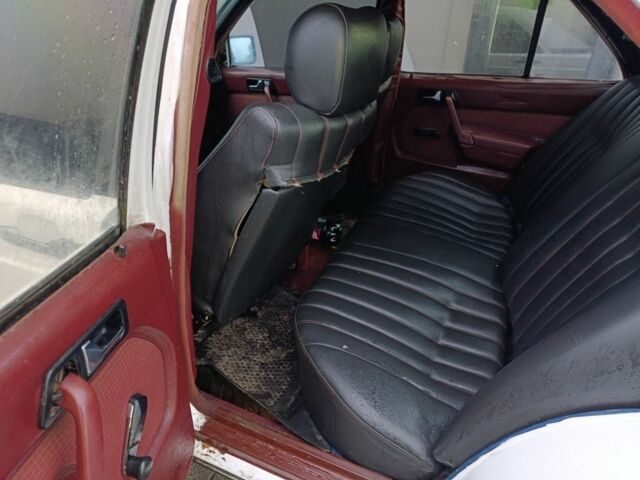 Белый Мерседес 190, объемом двигателя 2 л и пробегом 312 тыс. км за 950 $, фото 6 на Automoto.ua