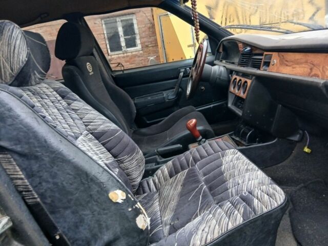 Чорний Мерседес 190, об'ємом двигуна 2 л та пробігом 300 тис. км за 750 $, фото 4 на Automoto.ua