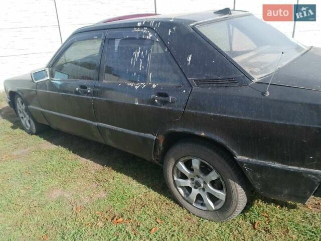 Черный Мерседес 190, объемом двигателя 2 л и пробегом 300 тыс. км за 1100 $, фото 1 на Automoto.ua