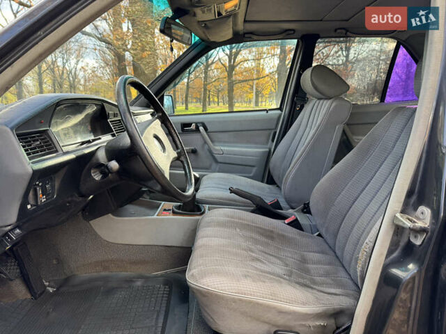 Черный Мерседес 190, объемом двигателя 2.6 л и пробегом 267 тыс. км за 2999 $, фото 9 на Automoto.ua