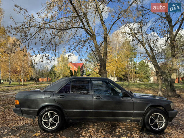 Черный Мерседес 190, объемом двигателя 2.6 л и пробегом 267 тыс. км за 2999 $, фото 6 на Automoto.ua