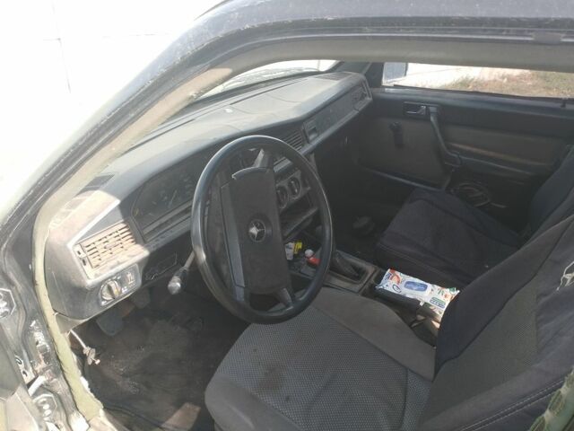 Черный Мерседес 190, объемом двигателя 2 л и пробегом 500 тыс. км за 900 $, фото 4 на Automoto.ua