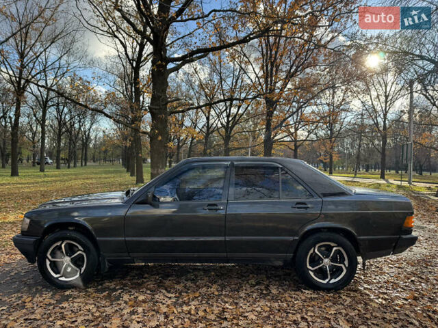 Черный Мерседес 190, объемом двигателя 2.6 л и пробегом 267 тыс. км за 2999 $, фото 2 на Automoto.ua