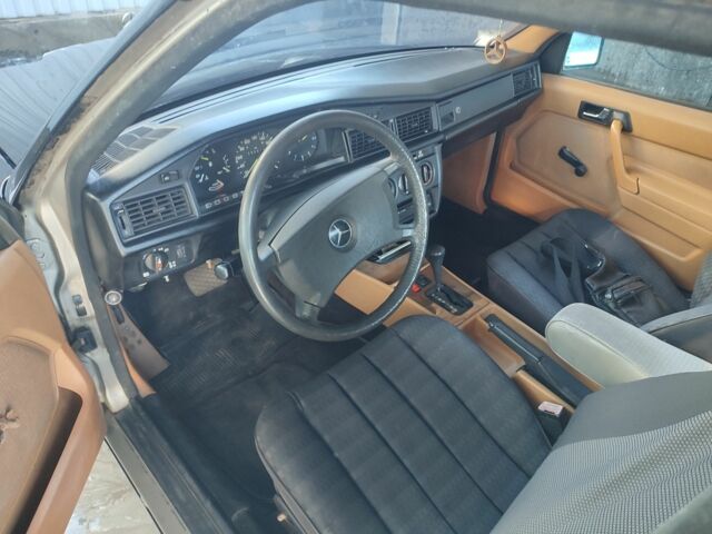 Чорний Мерседес 190, об'ємом двигуна 2 л та пробігом 300 тис. км за 1650 $, фото 4 на Automoto.ua