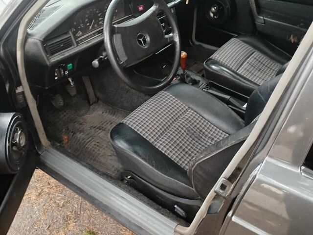 Чорний Мерседес 190, об'ємом двигуна 2 л та пробігом 350 тис. км за 2500 $, фото 3 на Automoto.ua