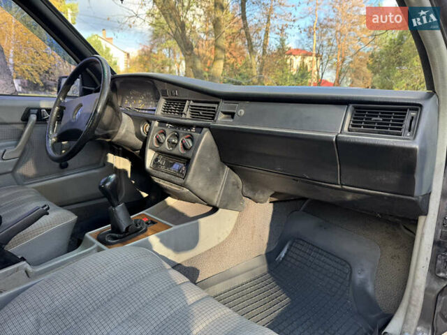 Черный Мерседес 190, объемом двигателя 2.6 л и пробегом 267 тыс. км за 2999 $, фото 11 на Automoto.ua