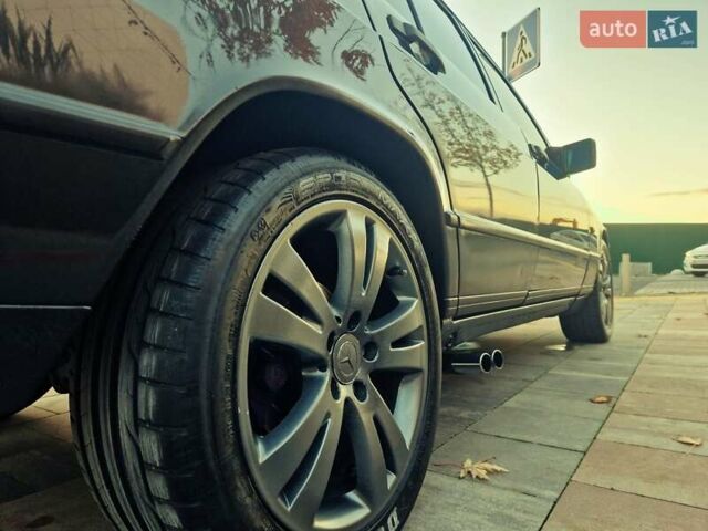 Черный Мерседес 190, объемом двигателя 2.3 л и пробегом 271 тыс. км за 4000 $, фото 7 на Automoto.ua