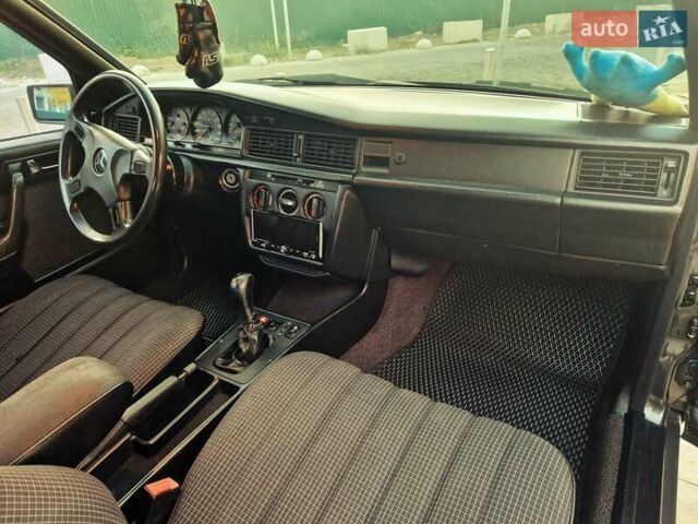 Черный Мерседес 190, объемом двигателя 2.3 л и пробегом 271 тыс. км за 4000 $, фото 15 на Automoto.ua