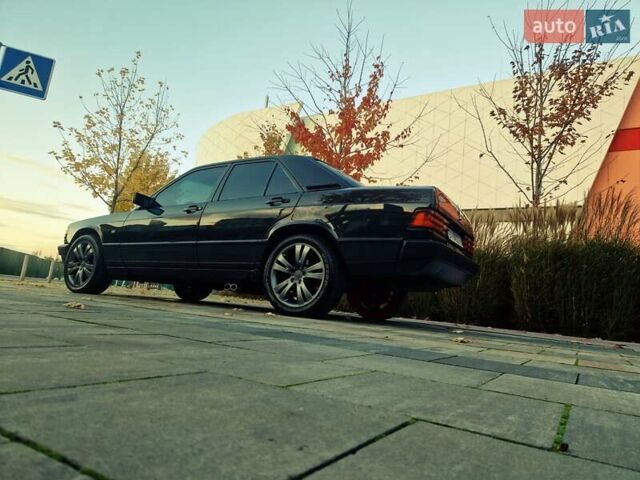 Черный Мерседес 190, объемом двигателя 2.3 л и пробегом 271 тыс. км за 4000 $, фото 12 на Automoto.ua