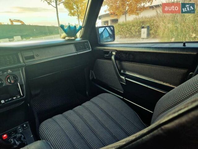 Черный Мерседес 190, объемом двигателя 2.3 л и пробегом 271 тыс. км за 4000 $, фото 18 на Automoto.ua