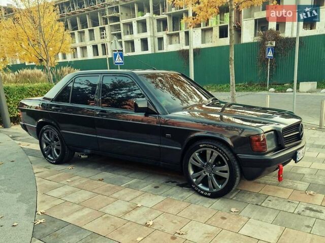 Черный Мерседес 190, объемом двигателя 2.3 л и пробегом 271 тыс. км за 4000 $, фото 5 на Automoto.ua