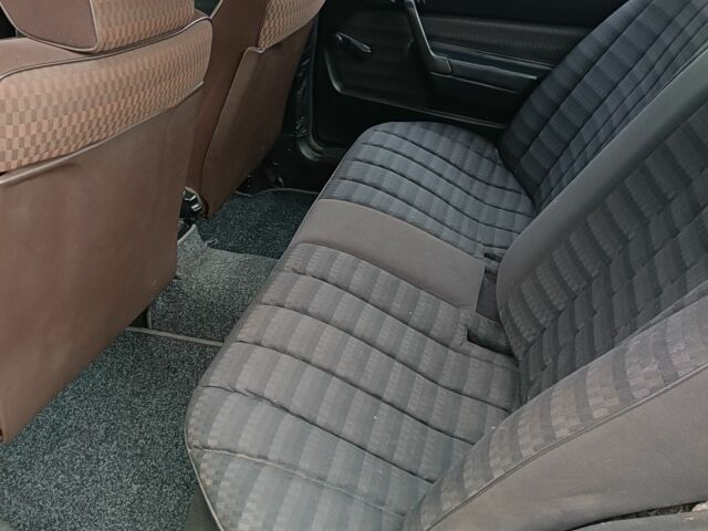 Чорний Мерседес 190, об'ємом двигуна 2 л та пробігом 439 тис. км за 1500 $, фото 5 на Automoto.ua