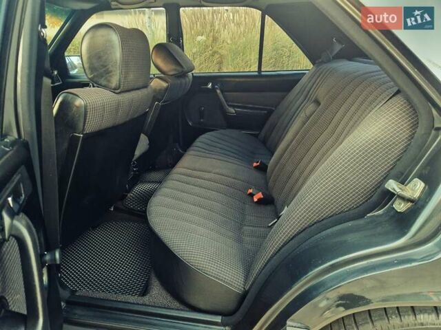 Черный Мерседес 190, объемом двигателя 2.3 л и пробегом 271 тыс. км за 4000 $, фото 25 на Automoto.ua