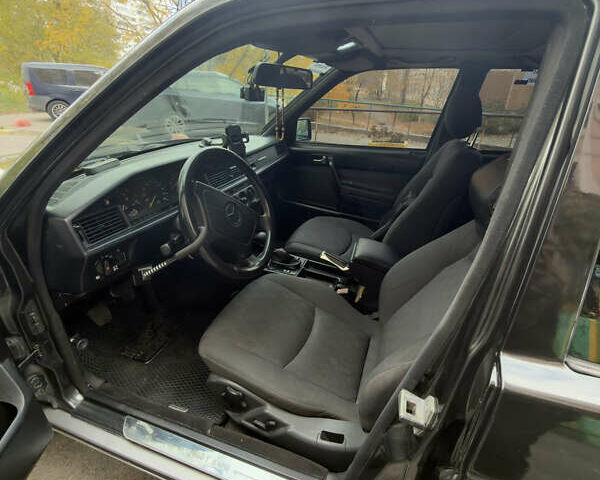 Черный Мерседес 190, объемом двигателя 2 л и пробегом 374 тыс. км за 6500 $, фото 7 на Automoto.ua