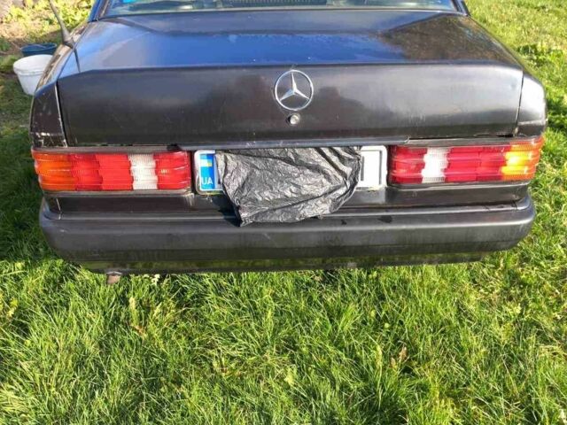 Чорний Мерседес 190, об'ємом двигуна 2.2 л та пробігом 500 тис. км за 709 $, фото 1 на Automoto.ua
