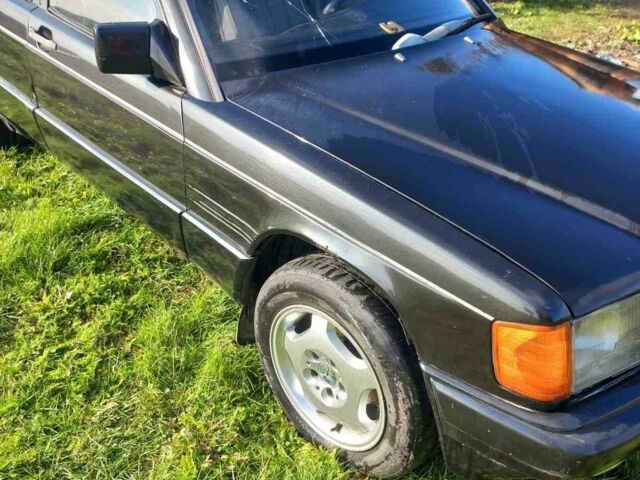 Чорний Мерседес 190, об'ємом двигуна 2.2 л та пробігом 500 тис. км за 709 $, фото 6 на Automoto.ua