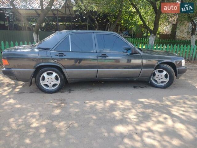 Черный Мерседес 190, объемом двигателя 2 л и пробегом 290 тыс. км за 3000 $, фото 2 на Automoto.ua