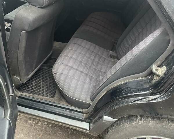 Чорний Мерседес 190, об'ємом двигуна 1.8 л та пробігом 300 тис. км за 1500 $, фото 1 на Automoto.ua