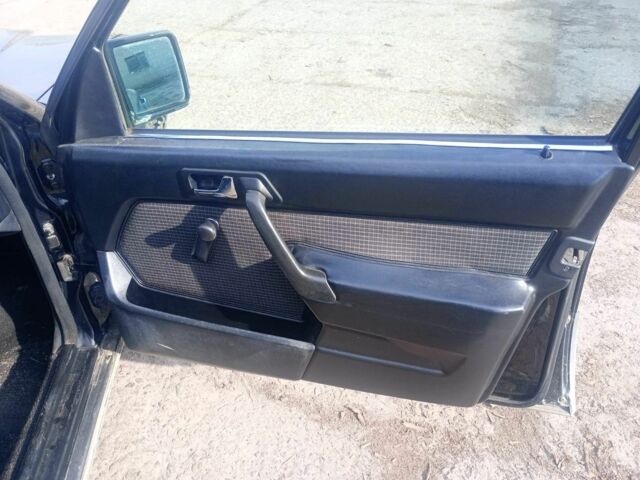 Чорний Мерседес 190, об'ємом двигуна 1 л та пробігом 300 тис. км за 1400 $, фото 3 на Automoto.ua